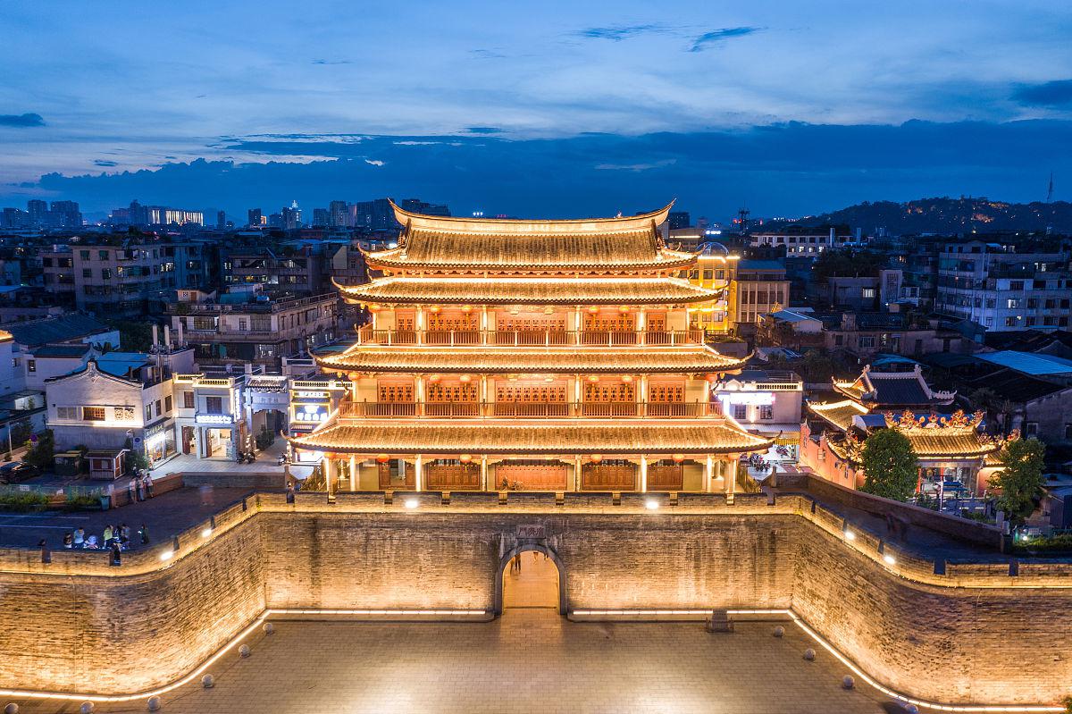 位于广东省东部,是一颗璀璨明珠,沉淀着千年的文化底蕴和独特建筑风格