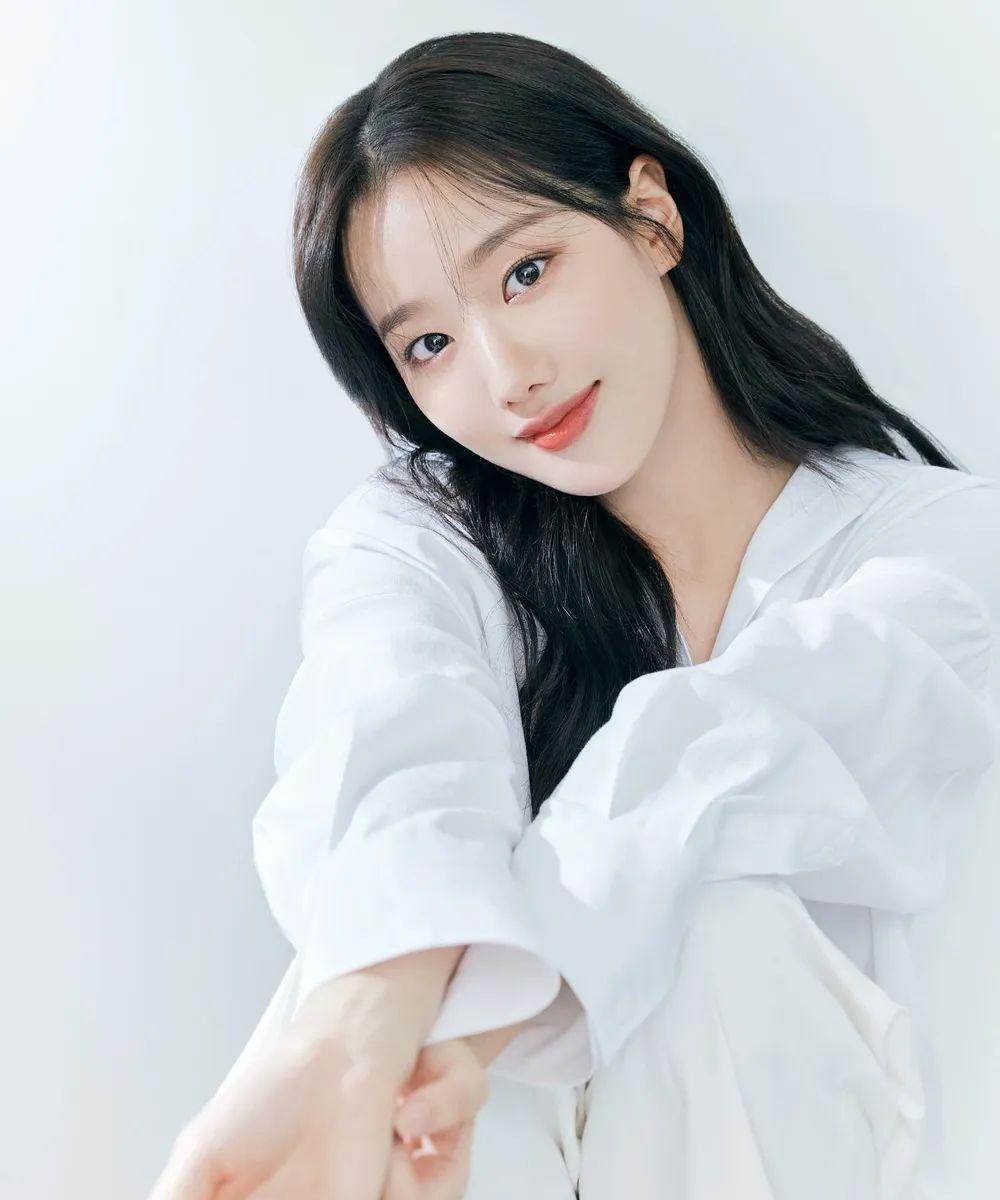 与球星热恋,事业面临挑战 前些日子,韩国女团april的前成员李娜恩被曝