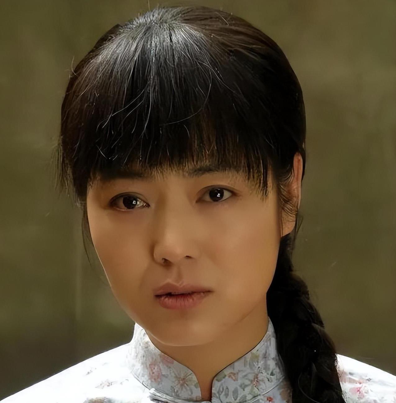 为爱坚守幸福家庭 在演艺圈中,王茜华以其经典农村妇女形象深入人心