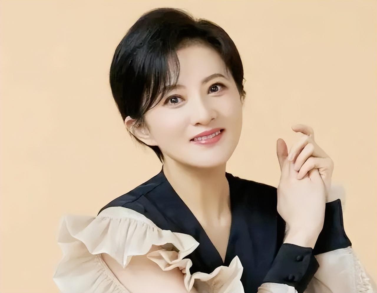 金铭:从童星到北大才女的独立人生之路 金铭,这个名字对于许多观众来