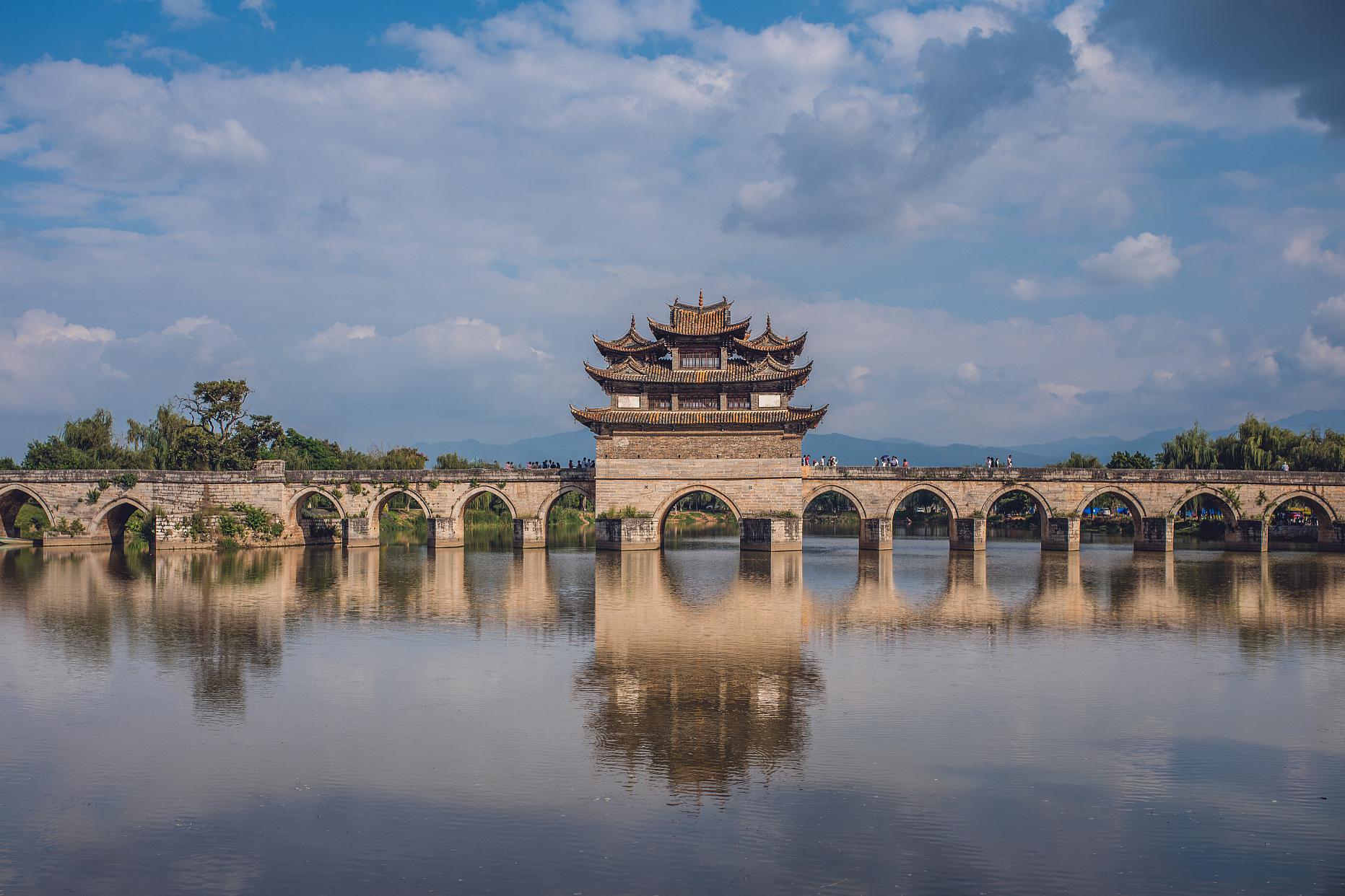 石屏,一个集历史底蕴和自然美景于一身的地方,吸引了众多游客.