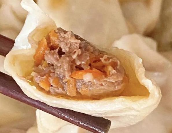 羊肉胡萝卜饺子:营养与味觉的完美结合 羊肉胡萝卜饺子是一道营养丰富