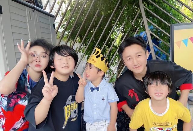 邹市明一家五口新年全家福:三个儿子可爱帅气,夫妻恩爱如初 邹市明一