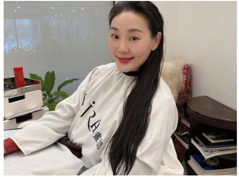 娱乐圈的模范夫妻,人美心善的典范 前段时间,歌手林依轮为妻子西华