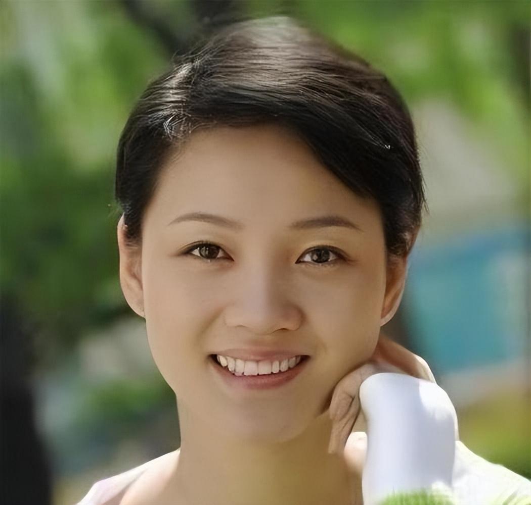 周群:为爱付出的"一姐" 周群,安徽卫视著名主持人,曾为了神秘的老公而