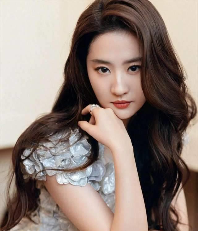 刘亦菲和唐嫣在2014年的电影《露水红颜》中合作出演,唐嫣饰演明真