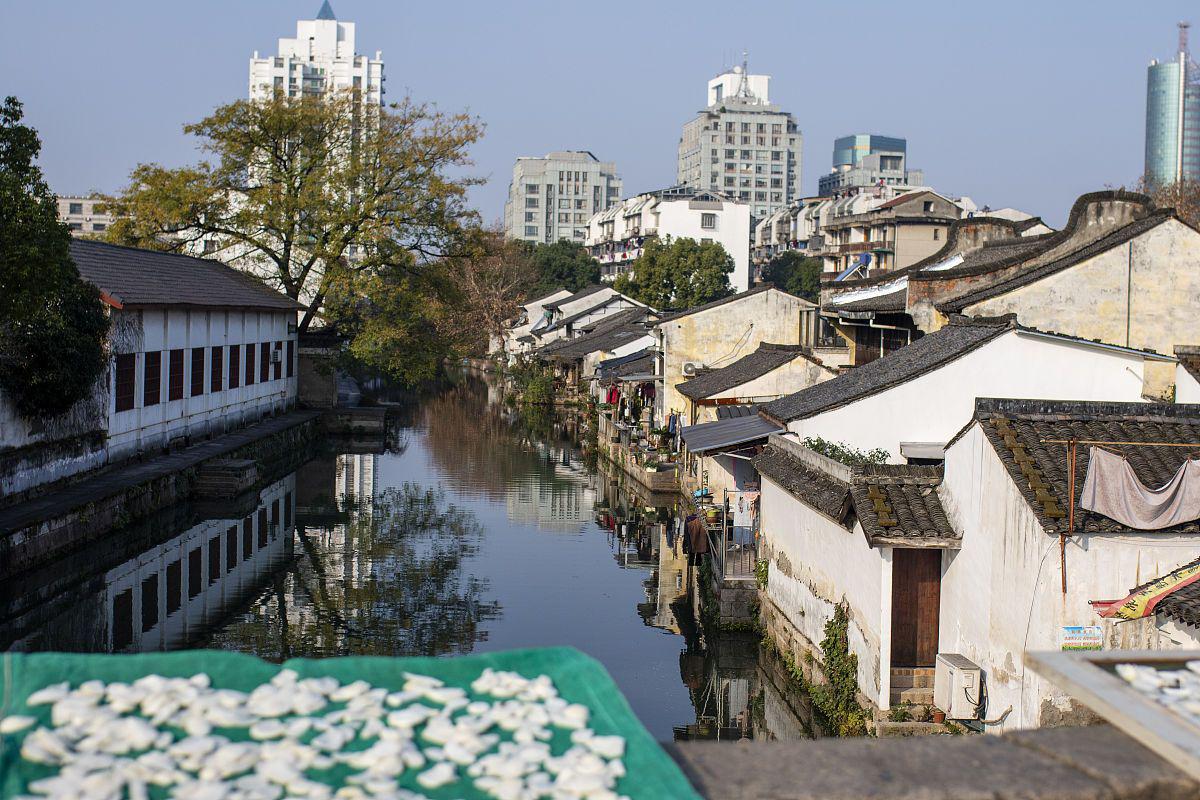 月河古镇:一颗璀璨明珠 月河古镇,位于浙江嘉兴,是一颗璀璨明珠