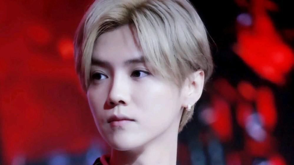 鹿晗:多才多艺的球场风云人物 鹿晗作为娱乐圈的颜值担当之一,不仅