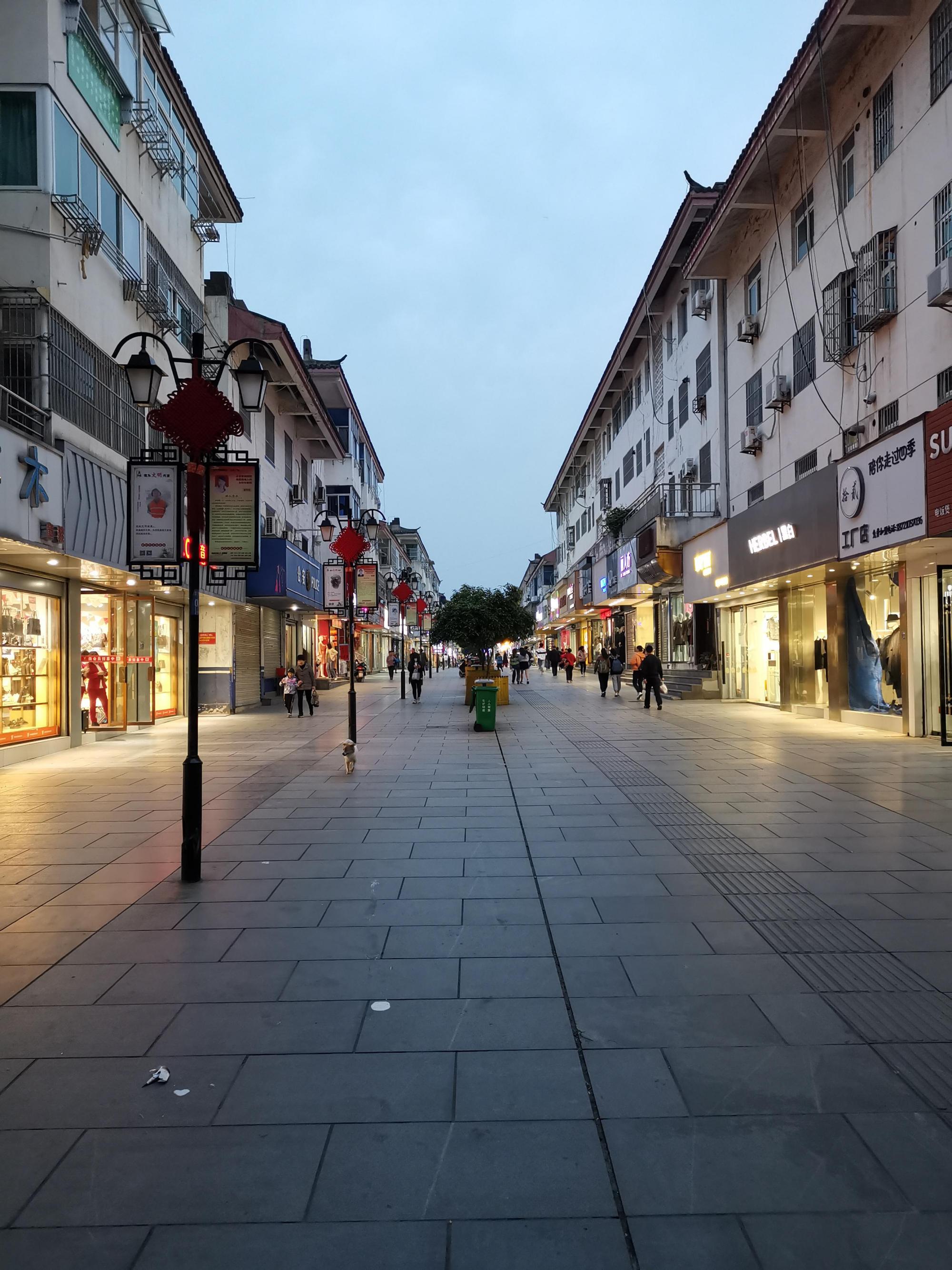 新西街:池州市主城区首条省级特色商业街 新西街位于安徽省池州市的