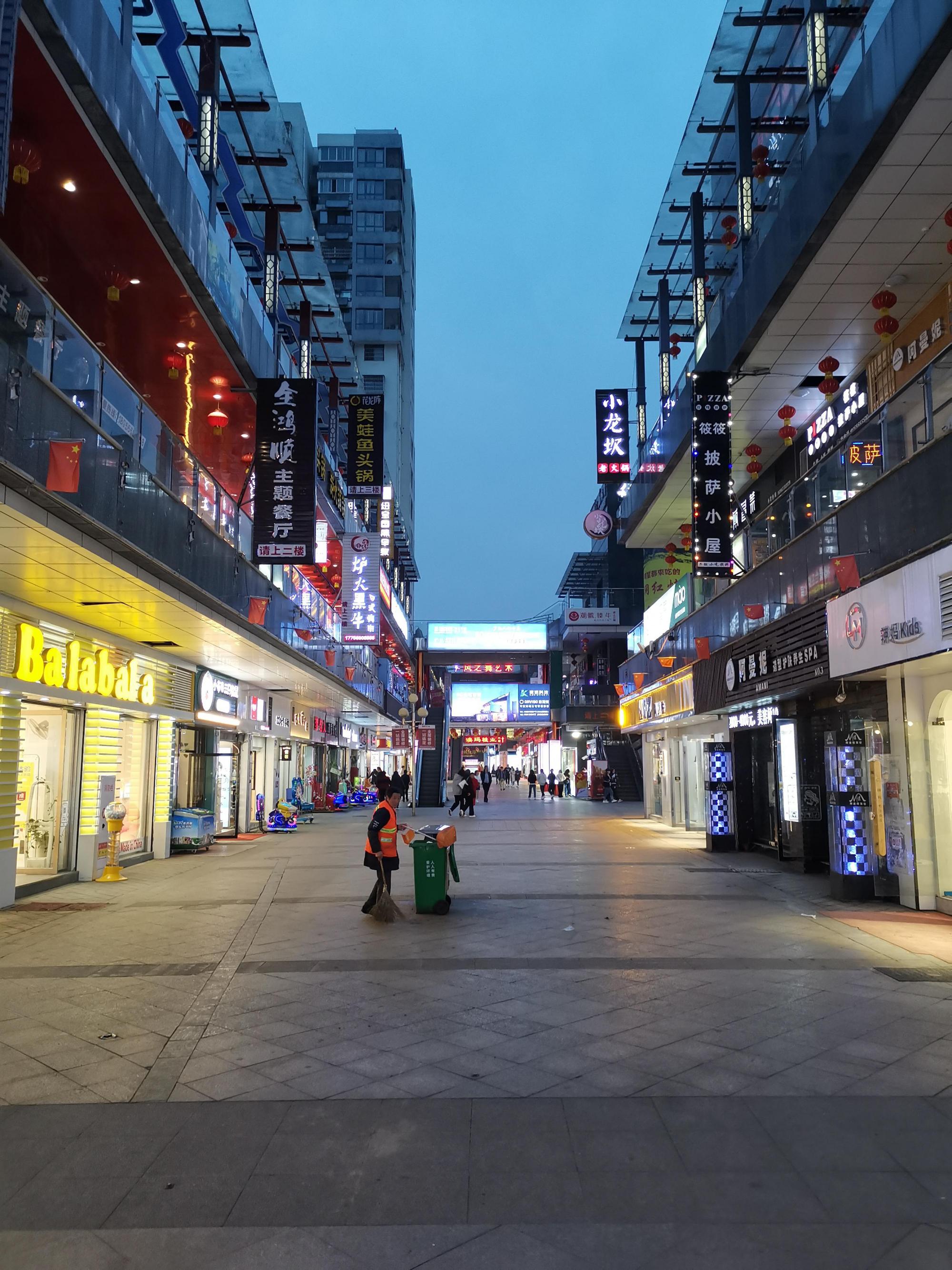 新西街:池州市主城区首条省级特色商业街 新西街位于安徽省池州市的