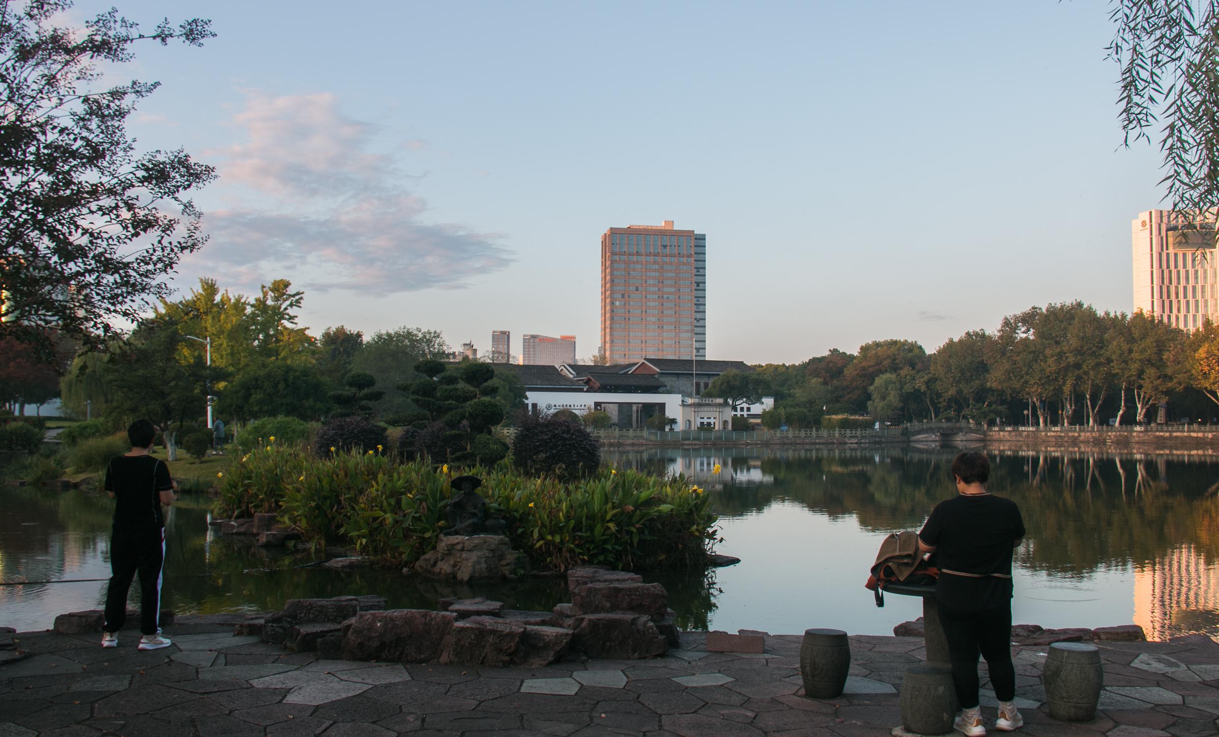 月湖映月桥与揖月亭:天然美图与柳瀛选诗中意境 月湖映月桥与揖月亭