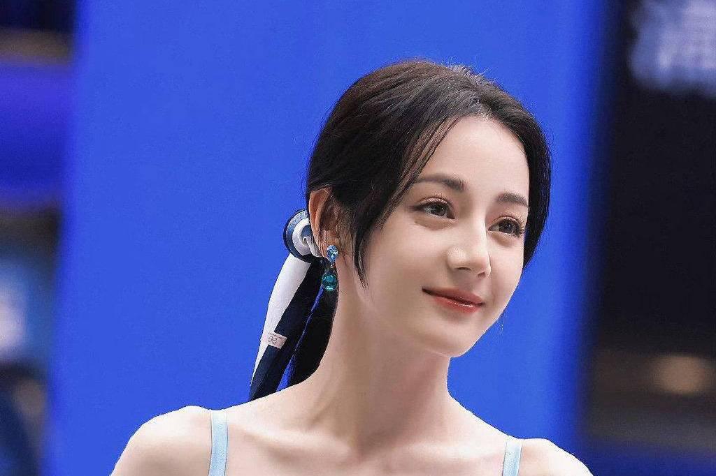 迪丽热巴晒近况,美颜很重审美差 近日,迪丽热巴在社交媒体上分享了