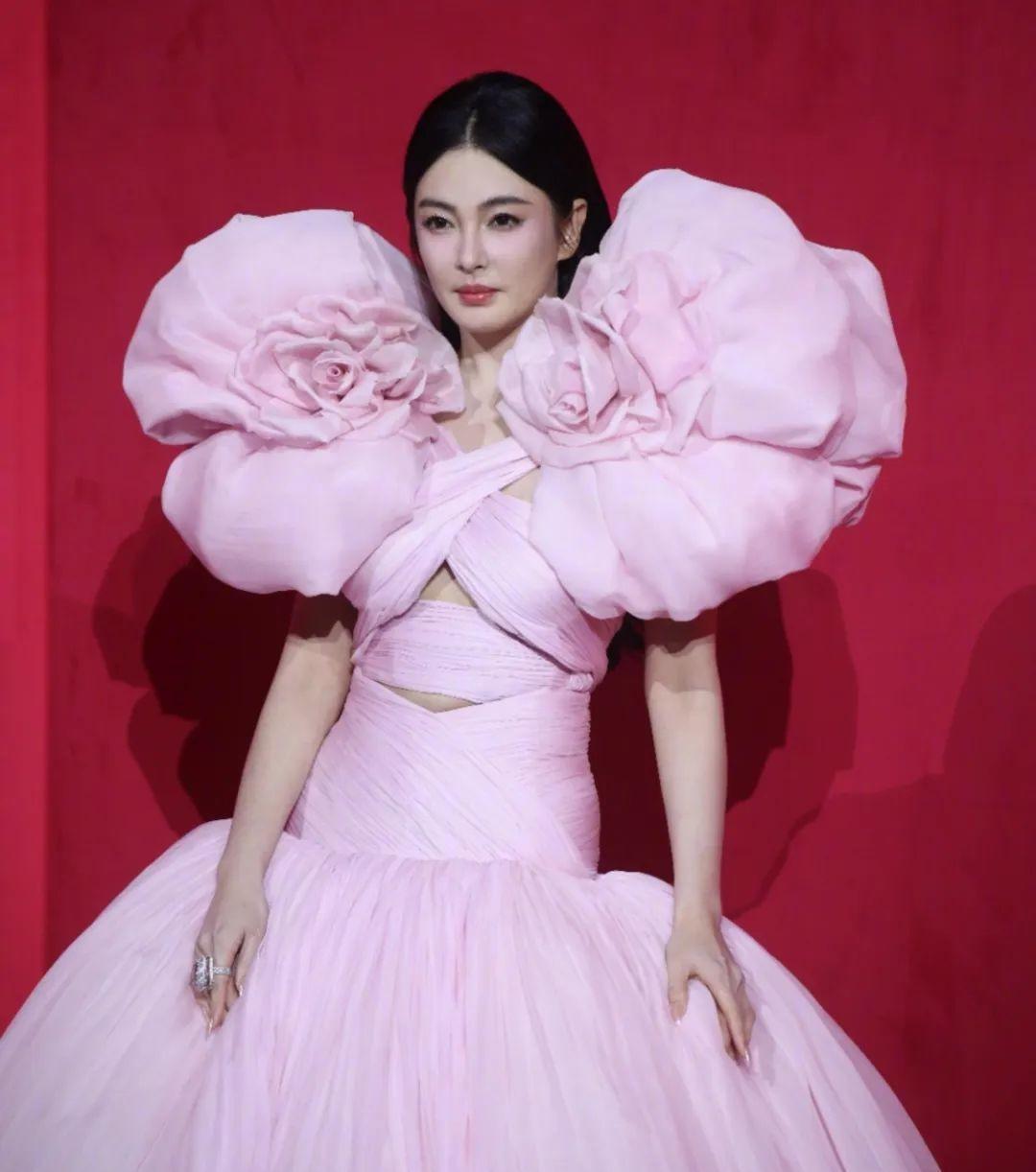 万茜回归红毯,低调两年再战影视圈 万茜,这位实力派女星,近日惊艳回归