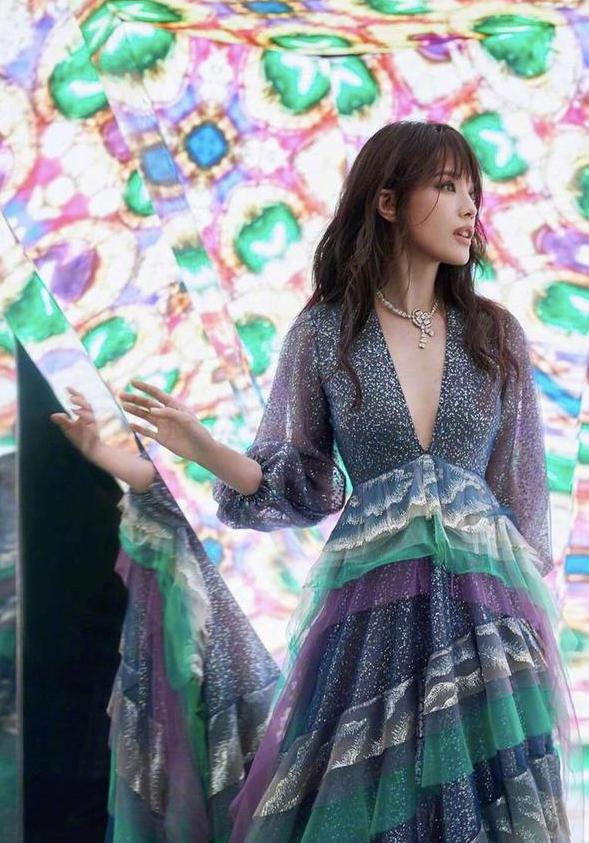 舒淇的法式刘海与星空裙引领新潮流,她的时尚品味有何启示?