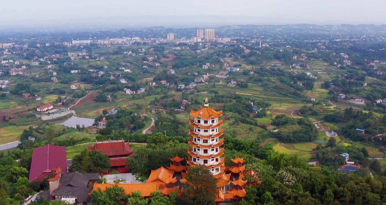 探访江西鹰潭市贵溪市的龙虎山 置身于龙虎山的翠绿森林与清澈溪流中