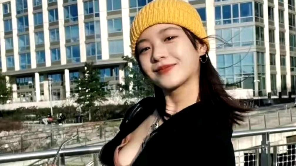 李庚希抽烟事件 李庚希被拍到与朋友聚会抽烟,引发网友热议