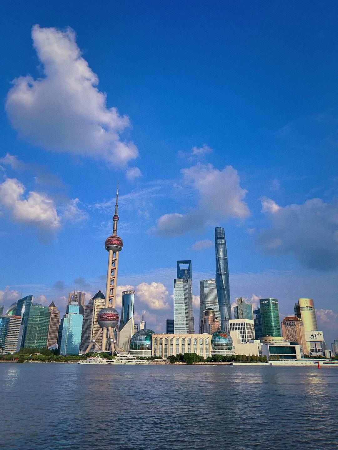 东方明珠塔是上海市浦东新区陆家嘴的一座标志性建筑,也是世界三大