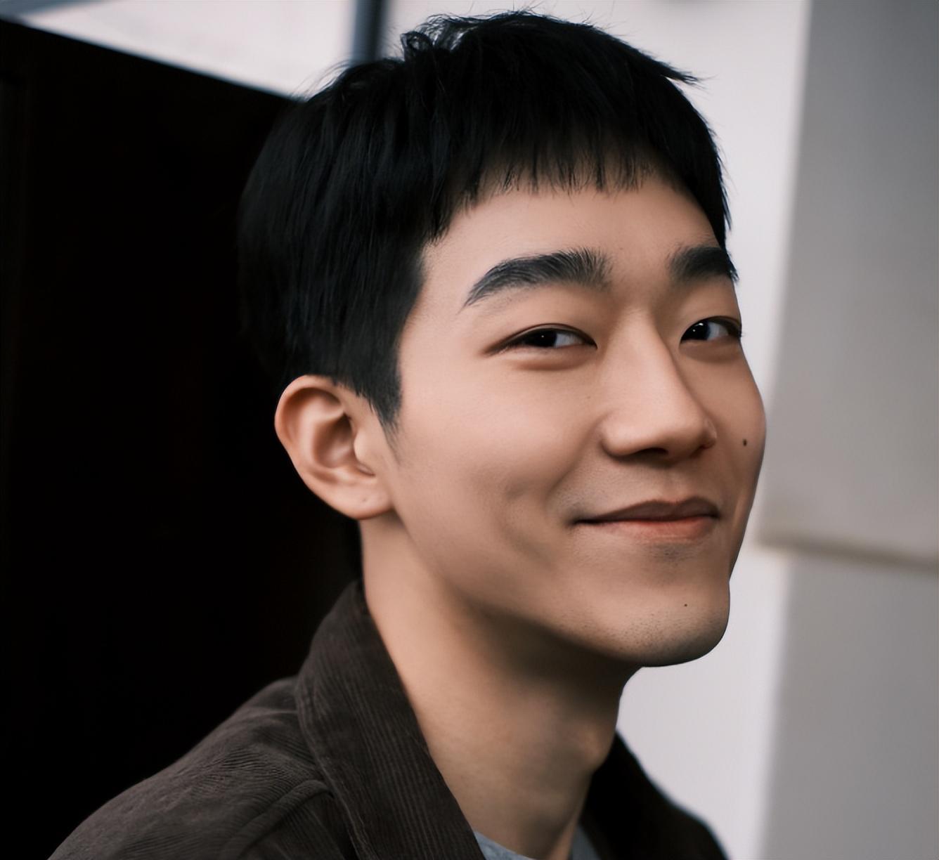 马思超,1998年出生的宝藏男孩,演技自然流畅,自带苏感和感染力,选剧有