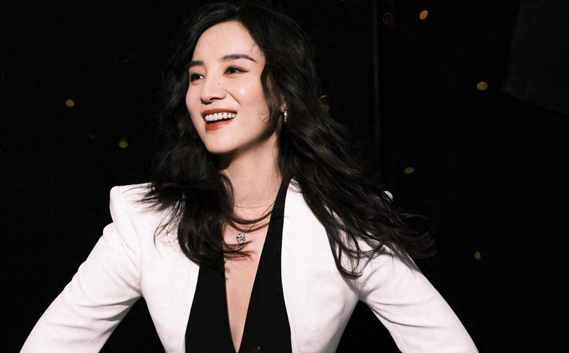 宋佳:感情漩涡 宋佳,这位拥有优越出身,出色演技的女演员,感情生活