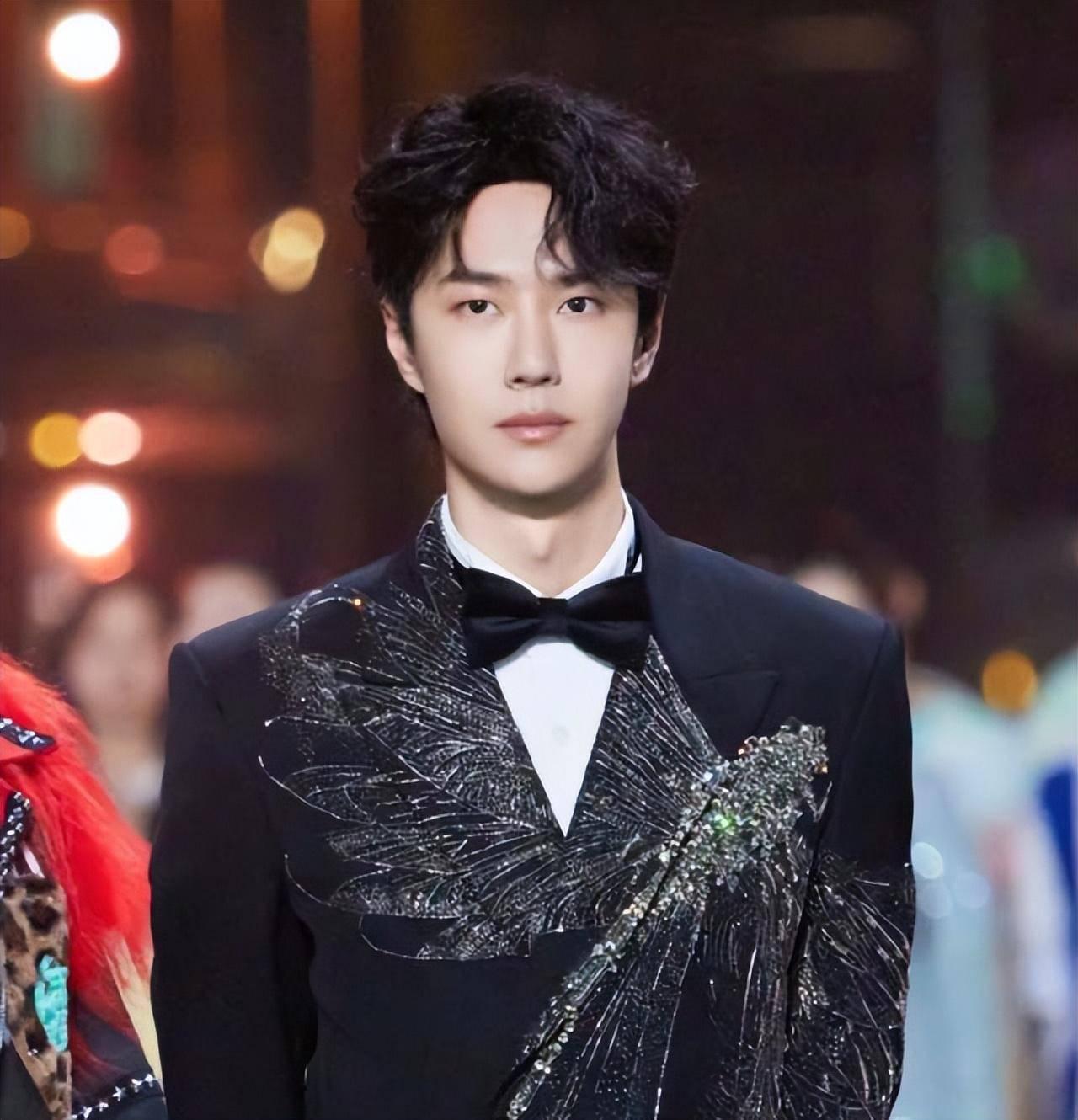 男星王一博跨年造型受嘲讽 王一博在跨年晚会上的造型引发了网友的