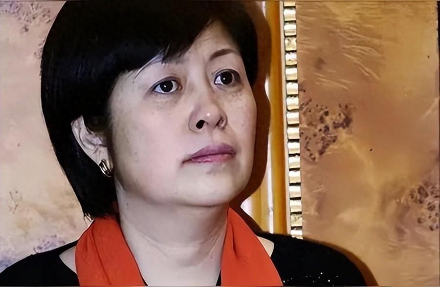 王京花:从戏曲演员到娱乐圈传奇经纪人的华丽转身 王京花,一个在娱乐