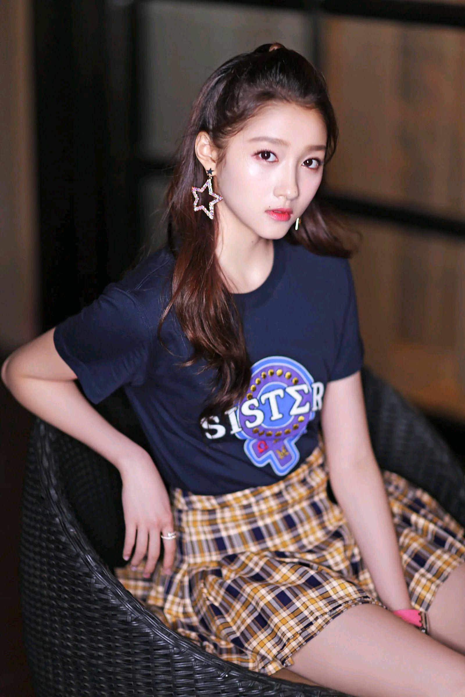 关晓彤:京圈格格 关晓彤出生在一个非常有声望的艺术世家,她的祖先是