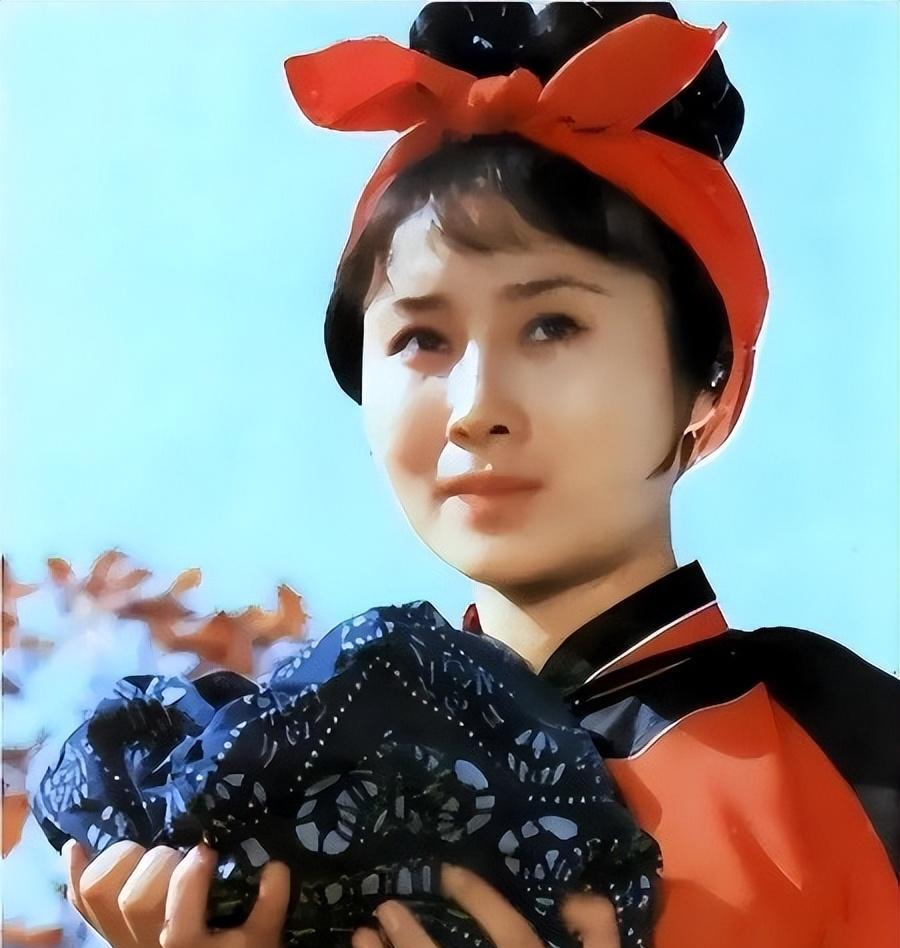 牧羊女丁岚:婚姻失败的单身女性 丁岚在《少林寺》中扮演白无瑕牧羊女