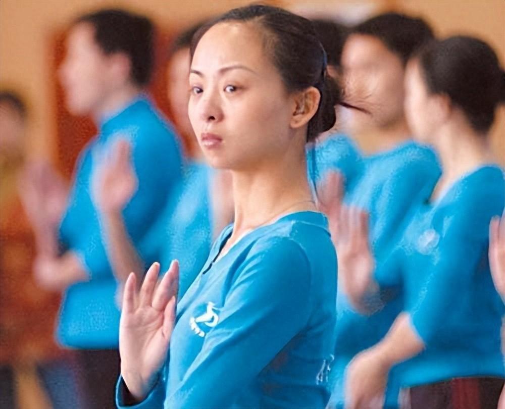 邰丽华:从"异类"到"千手观音" 领舞邵丽华在2005年春晚上表演的《千手