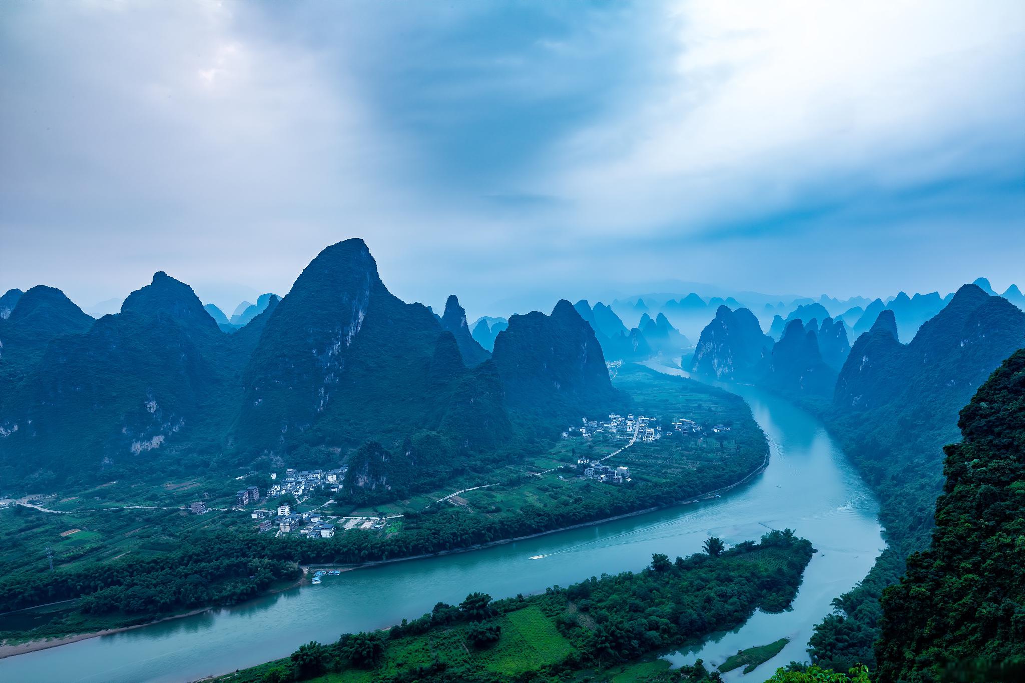 广西:山水画卷与民族之魂 广西,那片令人心醉的南方土地,承载着我深沉