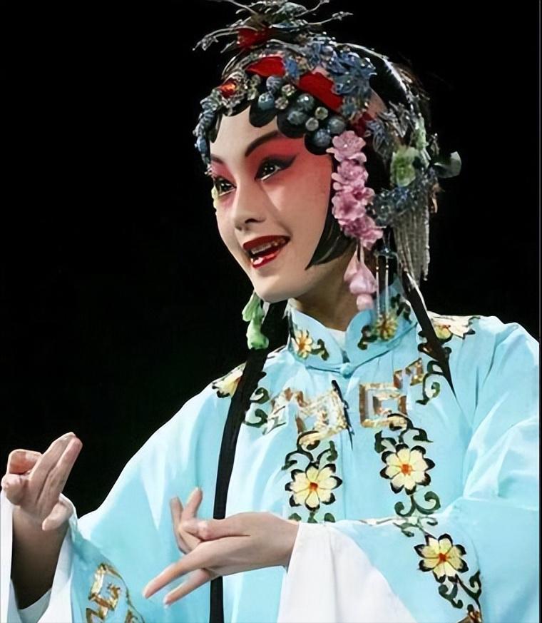 李沁:跨界挑战成就国粹与影视交融之美 李沁,一位出生于昆曲之乡的