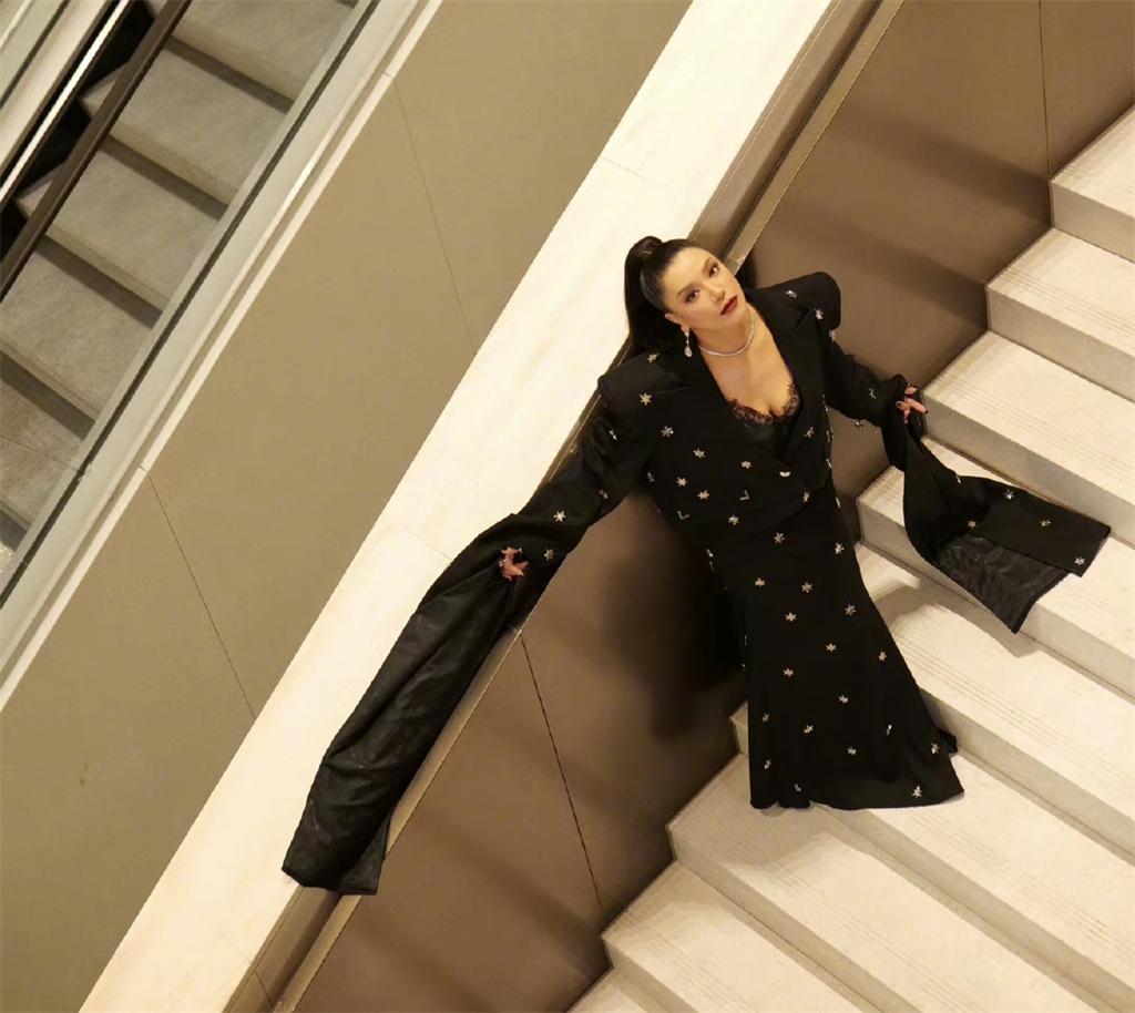 江映蓉:黑色礼服女王范儿 江映蓉以一身黑色礼服裙装亮相,尽显女王范