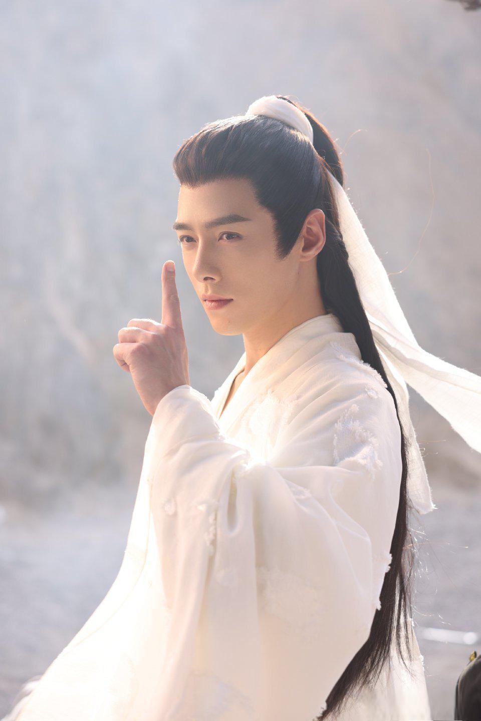 《漠风吟》:方逸伦的护送公主 方逸伦在新剧《漠风吟》中饰演的男主角