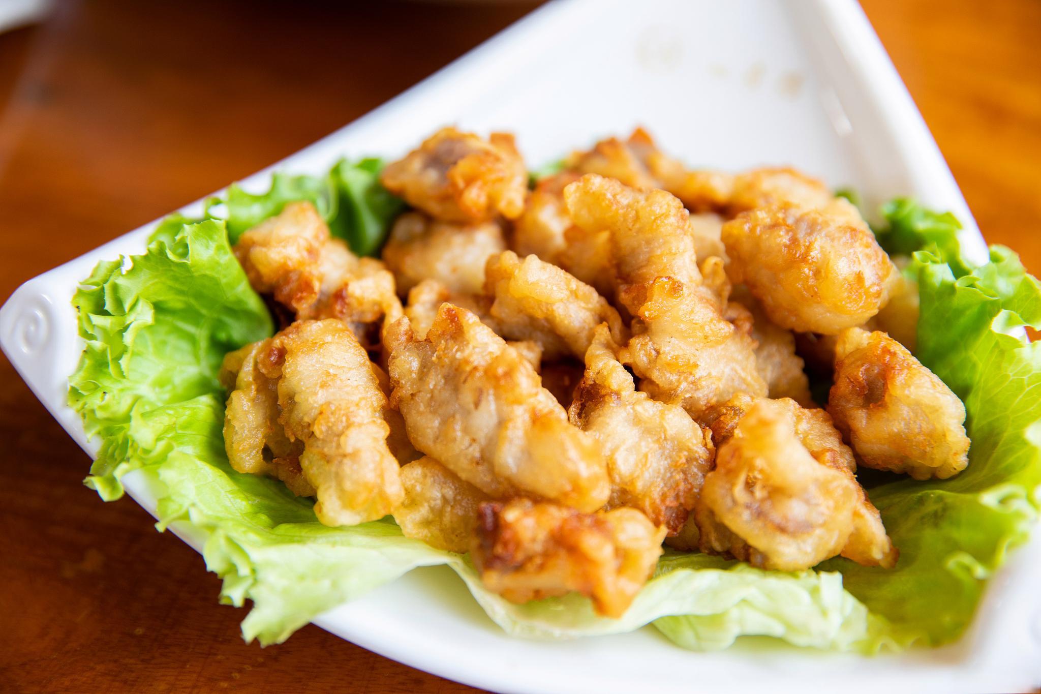 东北锅包肉:酥脆鲜嫩,酸甜可口,地道美味 东北锅包肉是一道具有浓厚