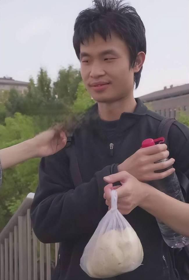 韦神在火车站的朴素形象被网友们