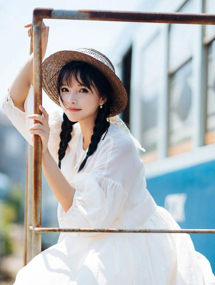 谢安然:从洛丽塔模特到创造营2020的挑战 谢安然,这位浙江出生的1995