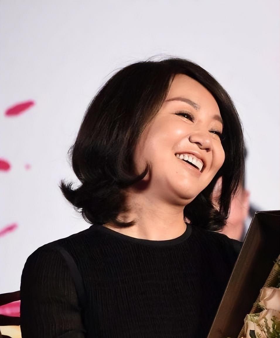 闫妮:勇敢追梦的女人 闫妮是一个有着演员梦的女孩,她的演艺事业曲折