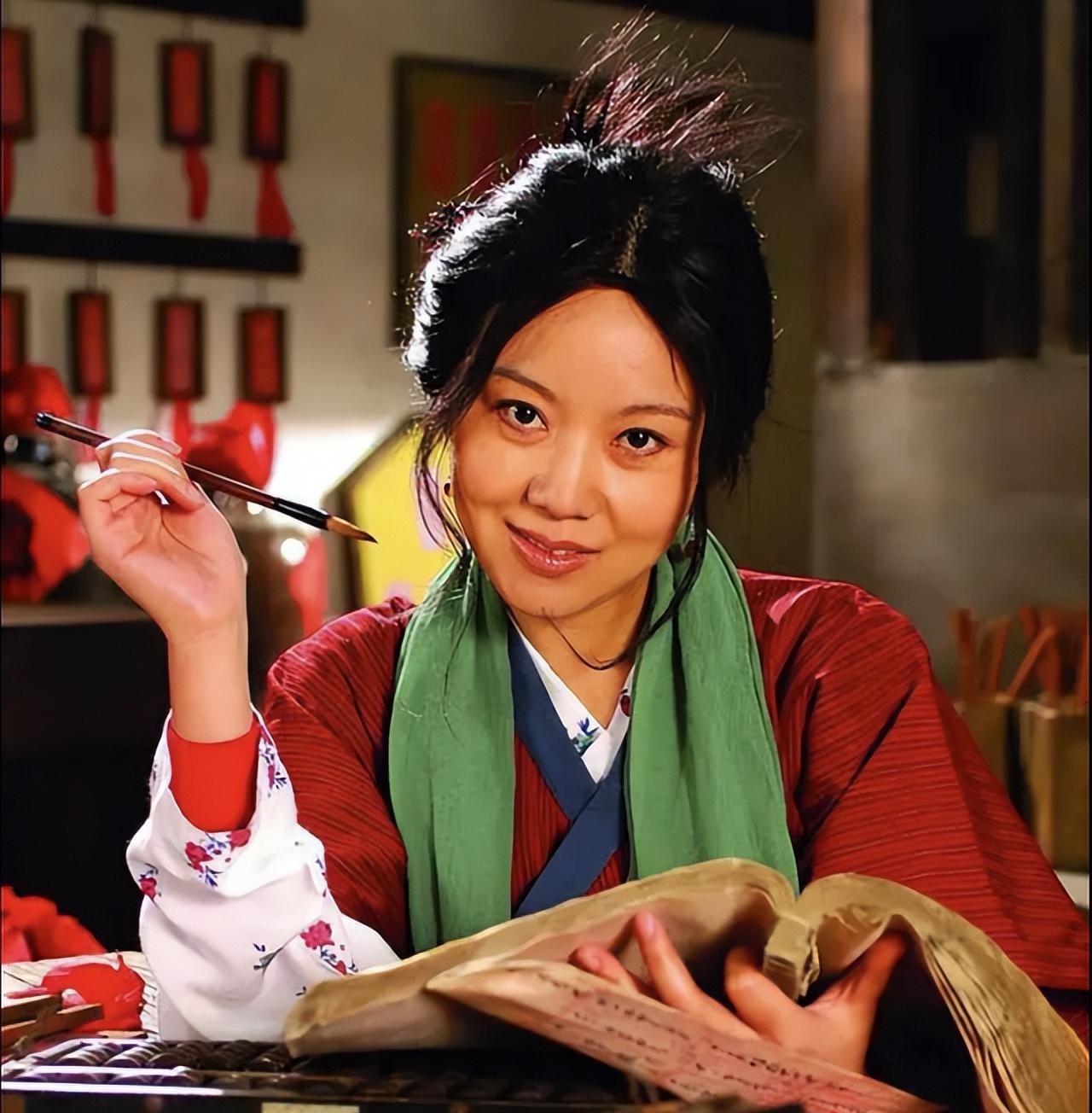 闫妮:勇敢追梦的女人 闫妮是一个有着演员梦的女孩,她的演艺事业曲折