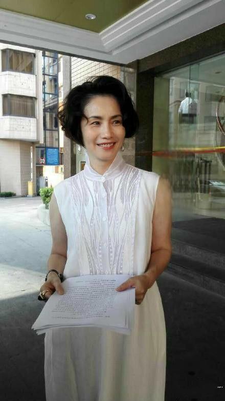 徐俐:央视女主播的优雅人生 在中国的电视荧屏上,有一位女主持人以其