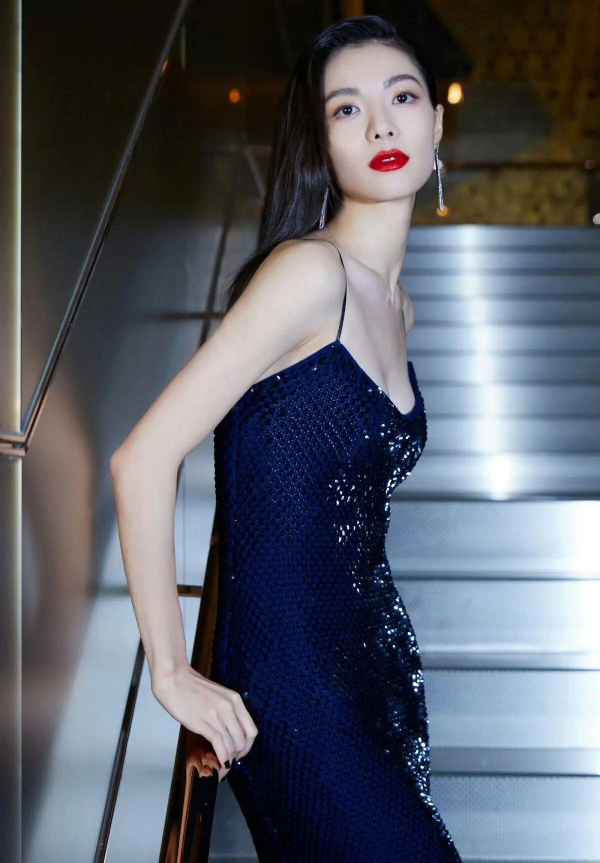 钟楚曦的穿搭哲学 钟楚曦的穿着风格多次被拍,她的穿搭哲学无疑给公众