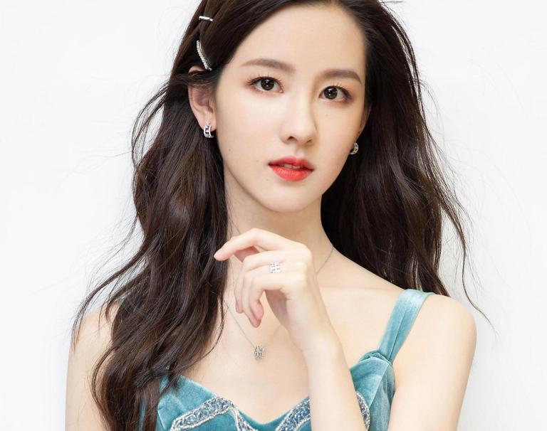 新晋温婉清冷的美女明星 陈都灵,内娱新晋亮丽明星,她的面容小巧玲珑