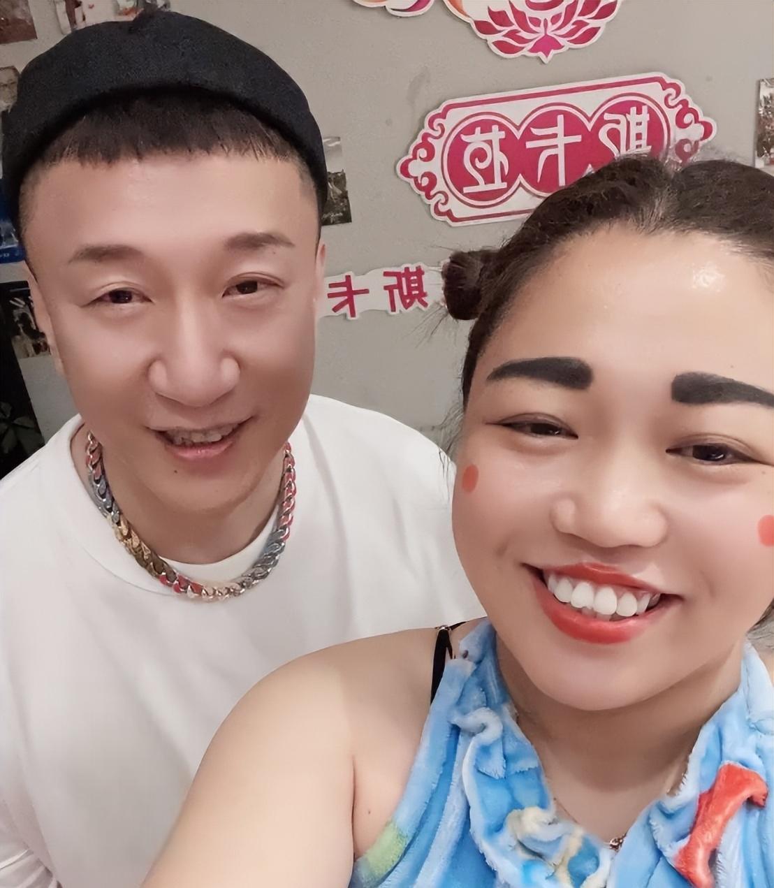 36岁小黄飞:专业扮丑20年 小黄飞是一个二人转演员,她的扮相看起来有