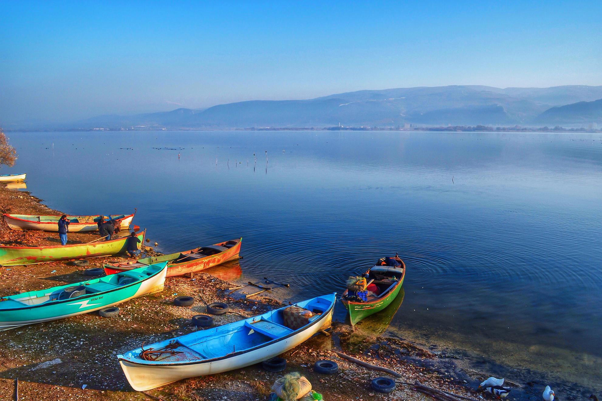 泸沽湖位于云南与四川交界处的深山中,是中国最深的淡水湖之一