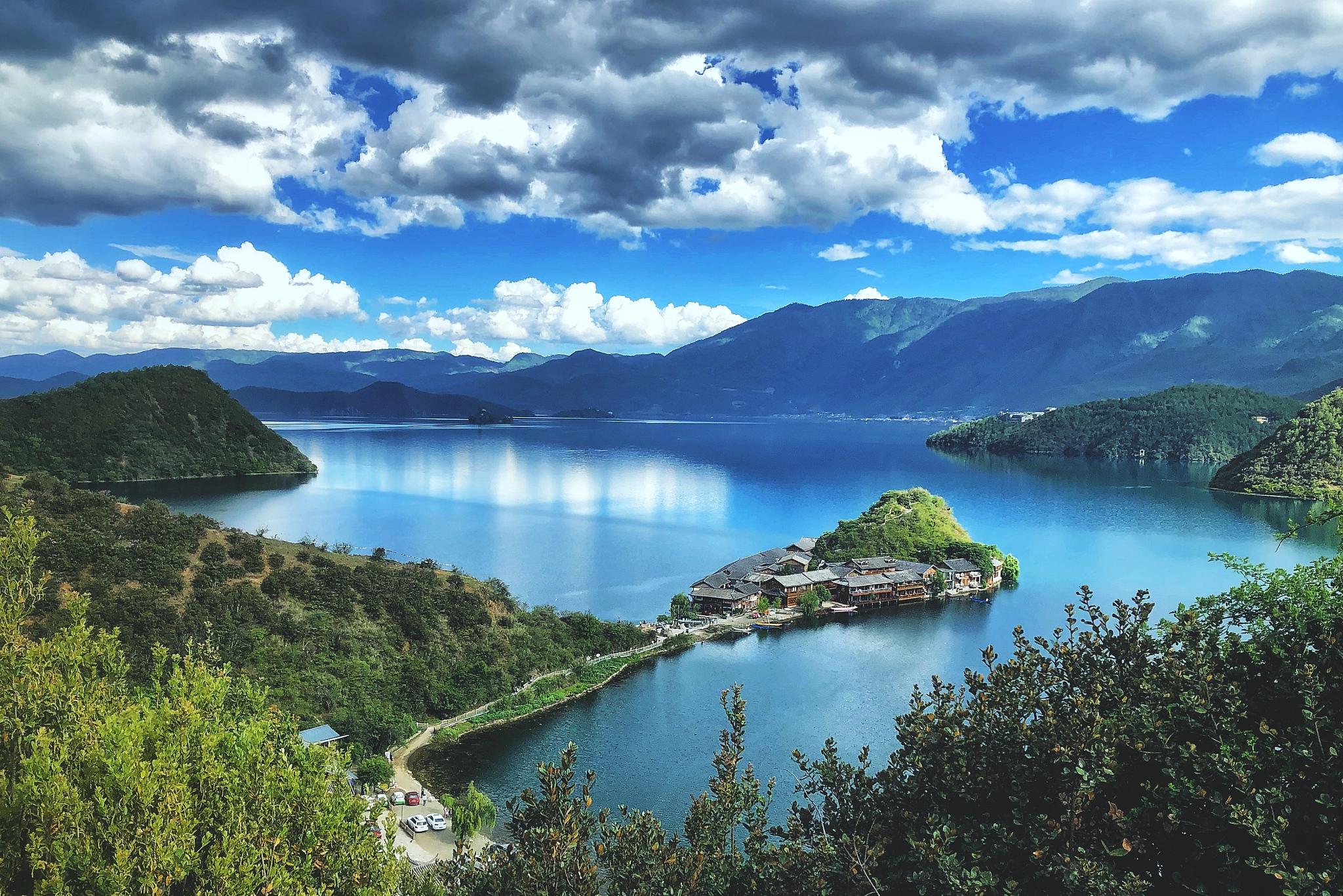 泸沽湖旅游攻略自由行 泸沽湖位于云南与四川交界处的深山中,是中国最