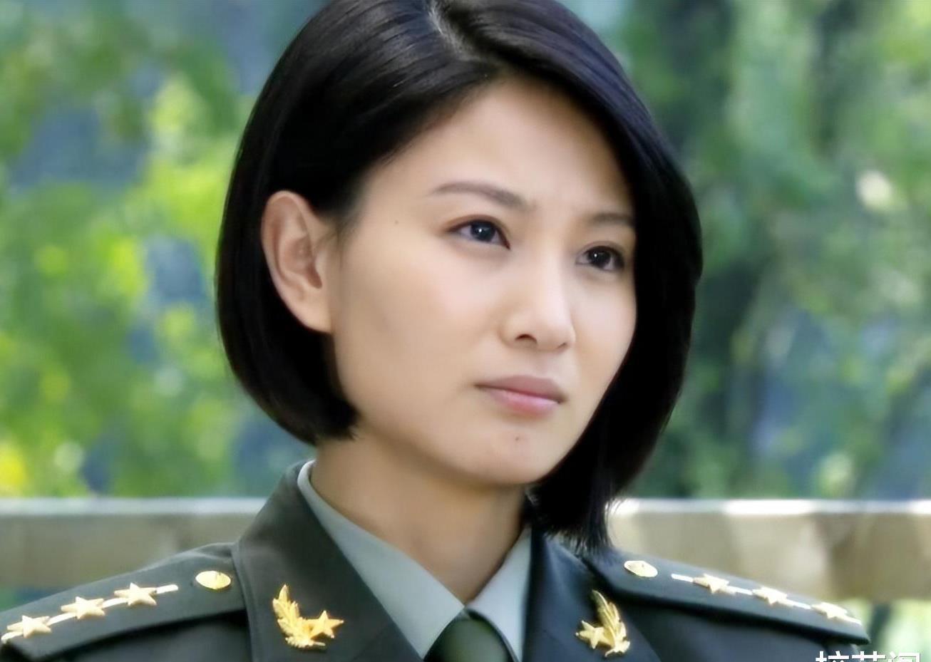 侯梦莎:军旅剧中的璀璨明星,回归家庭的新篇章 在军旅影视领域,吴京