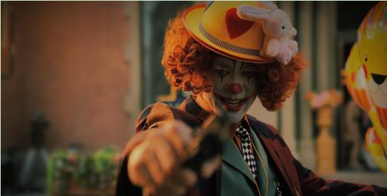 《西装暴徒》:网大动作片黑马 陈国坤主演的网络大片《西装暴徒》以高