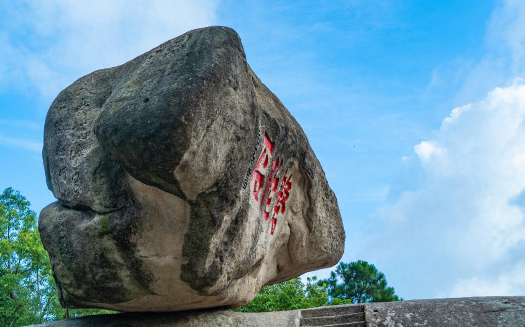磐陀石:普陀山上的神奇巨石 磐陀石,这块重达400吨的神奇巨石,悬于