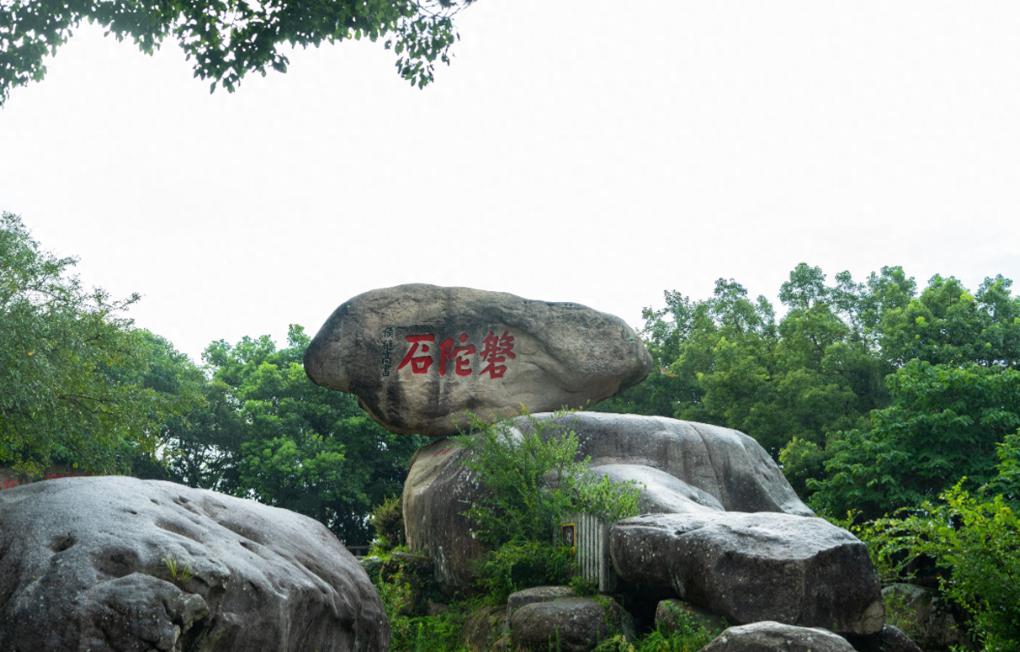 磐陀石:普陀山上的神奇巨石 磐陀石,这块重达400吨的神奇巨石,悬于