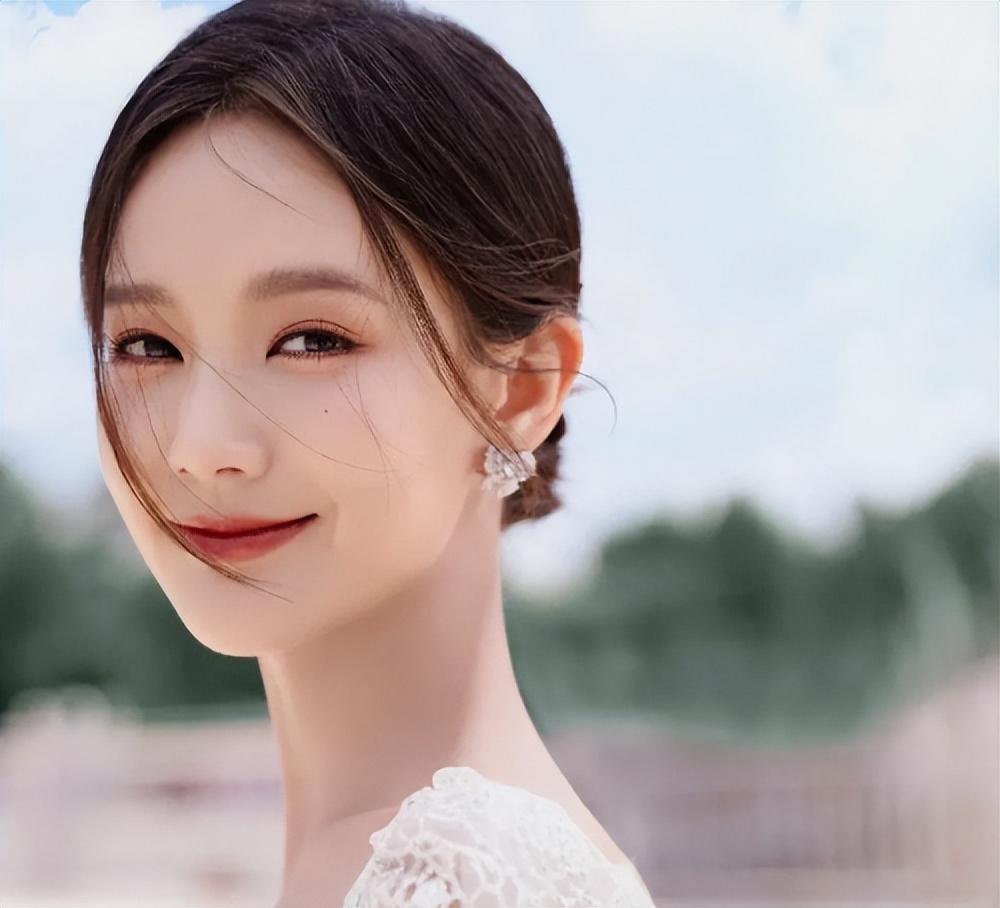 李一桐:璀璨星途背后的多面魅力 李一桐凭借2015年的电视剧《半妖倾城