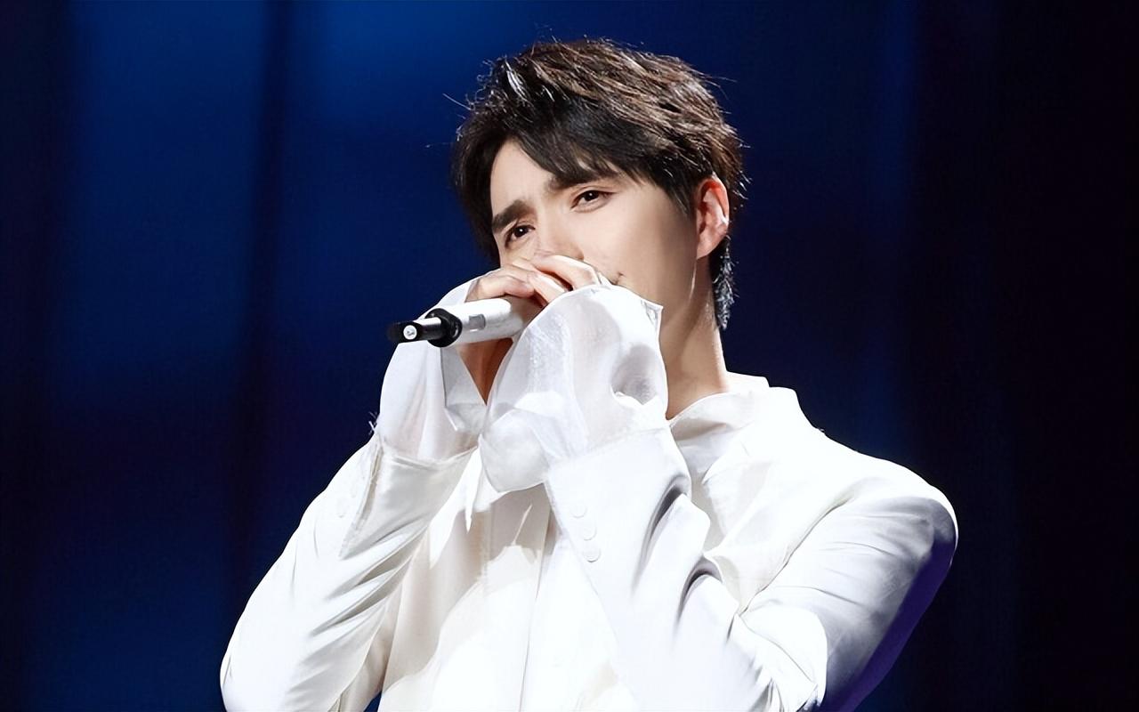 阿云嘎:草原之子的音乐之旅 阿云嘎,一个来自蒙古草原的艺人,凭借其