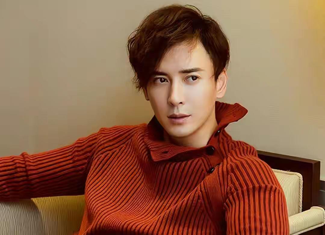 韩栋:演艺圈的异数,事业与家庭双丰收的真正赢家 韩栋,这个名字在演艺